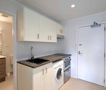 Modern, Stylish Apartment - Photo 2