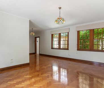 Character filled Ainslie Home - 6 month lease only - Photo 6