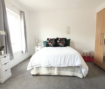 6 Bed Terraced House, Grange Avenue, RG6 - Photo 5