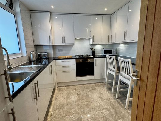 4 Bed Flat, London, SE15 - Photo 1