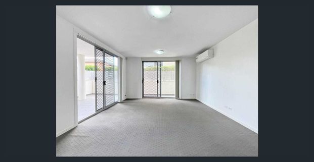 Spacious Modern Apartment with a Generous Private Courtyard - Photo 1