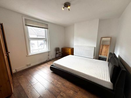 1 bedroom in a house share to rent - Photo 4