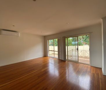 Low-Maintenance Townhouse in a Prime Essendon West Location - Photo 3