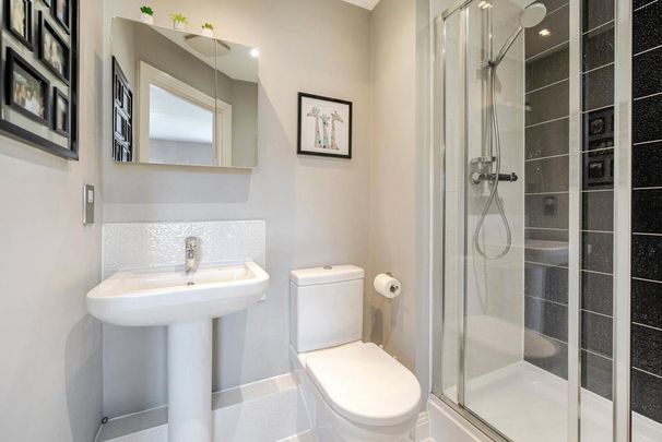 4 bedroom end of terrace house to rent - Photo 1