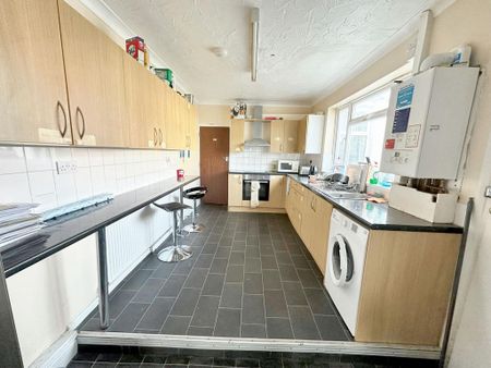 1 bedroom in a house share to rent - Photo 3