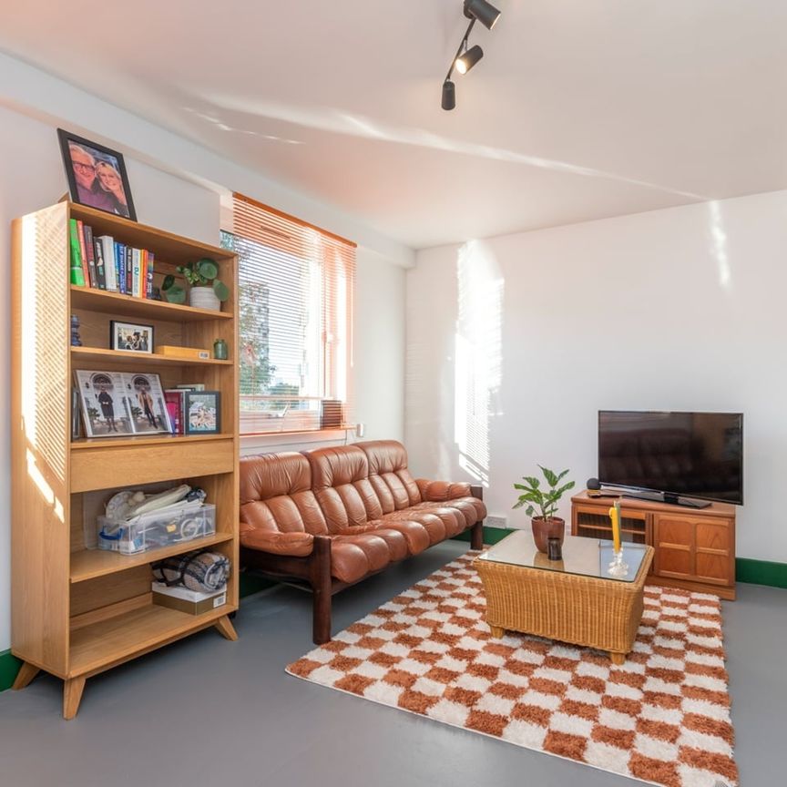 3 Bed Flat, Harold House, E2 - Photo 1