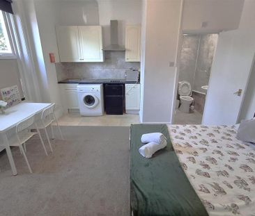 1 bedroom in a house share to rent - Photo 6
