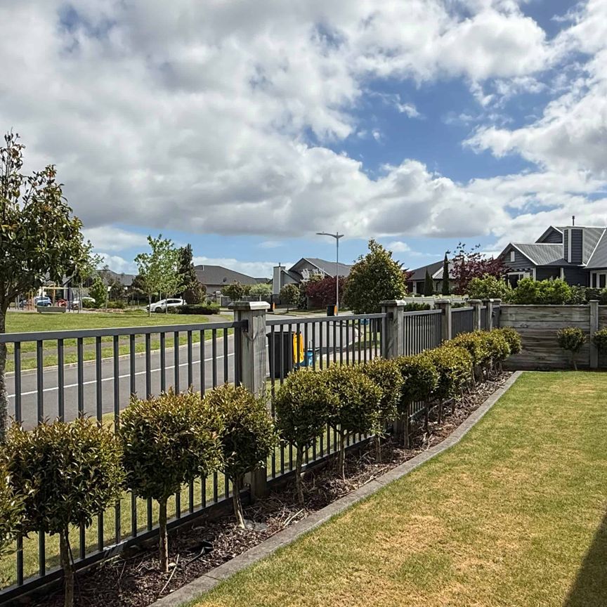 Executive Family Home - Exceptional, Stylish & Triple Living - Photo 1