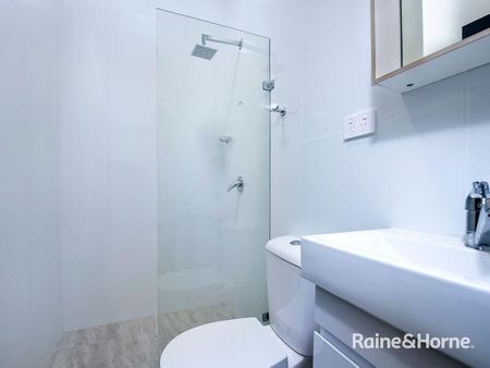 New studio apartment close to lifestyle amenities - Photo 2