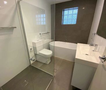 Modern 2-Bedroom Townhouse - Walk to Station, Shops & Schools!! - Photo 5