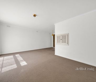 8 Ormiston Street, Mount Waverley - Photo 2