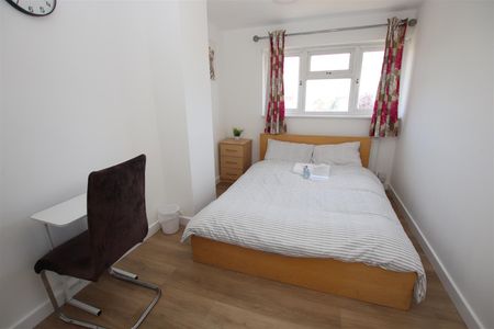 1 bedroom House Share to let - Photo 3
