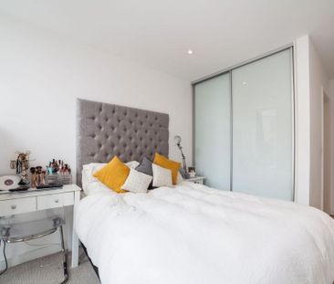 2 Bed Flat, Saffron Central Square, CR0 - Photo 3