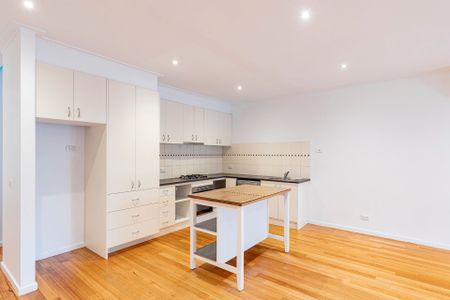 Spacious & Stylish Townhouse Living in Prime Ivanhoe - Photo 3