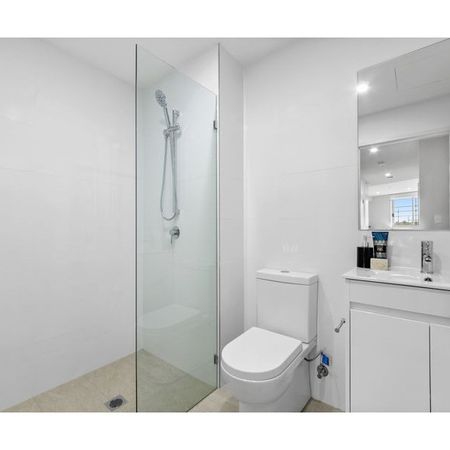 Modern 1 bedroom apartment close to amenities for lease - Photo 4