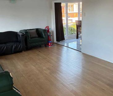 Charming 3BR Hillpark Haven - Photo 1