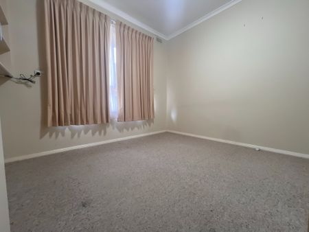 Comfortable Three-Bedroom Home in a Convenient Location - Photo 5