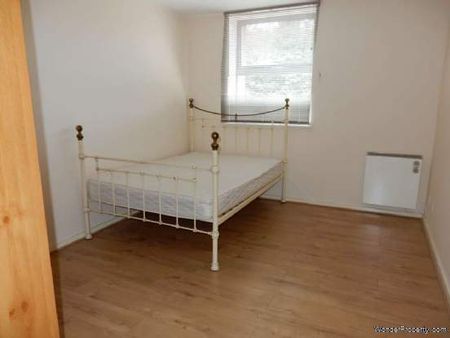 2 bedroom property to rent in London - Photo 2