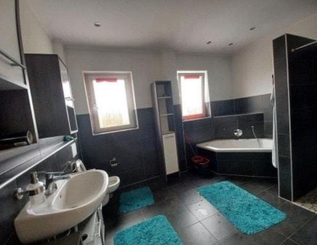 105 QM Einbauküche, Esszimmer, WZ + 2 SZ, Balkon - Foto 1