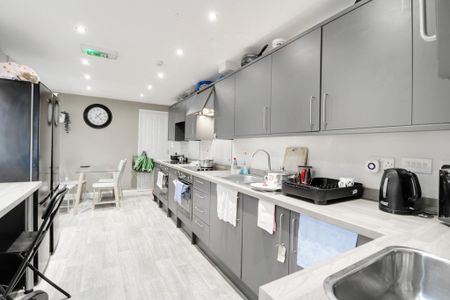 1 bedroom in a house share to rent - Photo 5