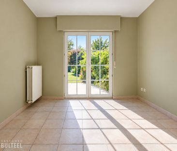 Ruime half open bebouwing met 3 slaapkamers, tuin en garage. - Foto 1