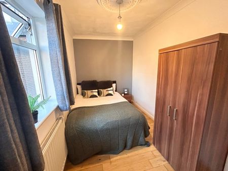 Room in a Shared House, The Polygon, SO15 - Photo 3