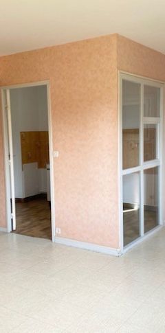 Location Appartement 3 pièces 64 m² Saint-Benoît-du-Sault - Photo 1