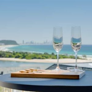 Stunning Unit for Rent in the Highly Sought-After Area of Currumbin - Available now - Photo 3