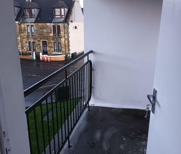 3 bedroom flat to rent - Photo 2