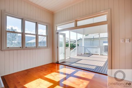 Beautiful 4 Bedroom Queenslander! - Photo 2