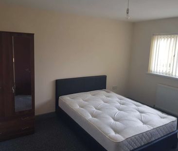 SPACIOUS EN-SUITE HOUSESHARE NEAR NEW CROSS HOSPITAL Room 1 - Photo 1