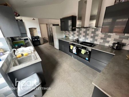 1 bedroom in a house share to rent - Photo 2