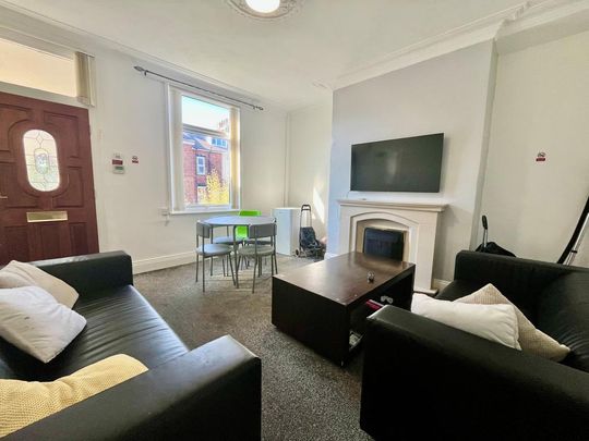 1 bedroom in a house share to rent - Photo 1