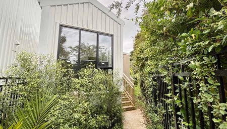 Modern, Fully Furnished Home - Light, Stylish & Easy Living - Photo 5