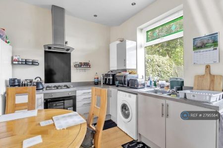 2 bedroom end of terrace house to rent - Photo 5