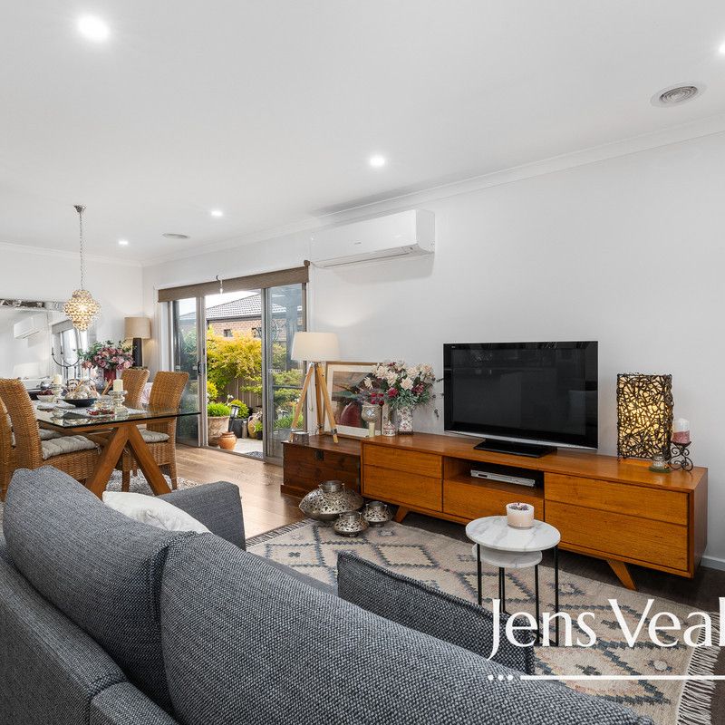 Perfectly presented 2BR, 2BA, private courtyard, High School Zone, spotless condition - Photo 1