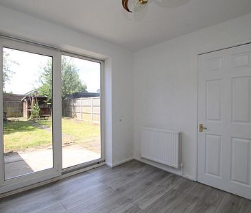 3 Bedroom Terraced House - Photo 2