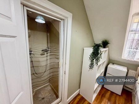 1 bedroom in a house share to rent - Photo 5