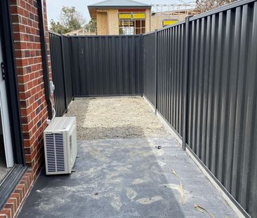 STUDIO/BEDSIT! - Photo 2