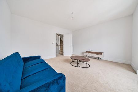 4 bedroom semi-detached house to rent - Photo 4