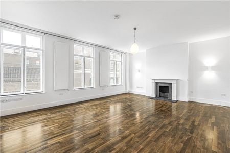 A stunning second floor apartment located on a quiet mews in central Marylebone. - Photo 4