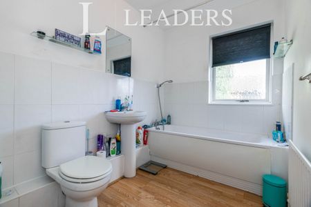 3 bedroom end of terrace to rent Farriers Road, Epsom, KT17 - Photo 3