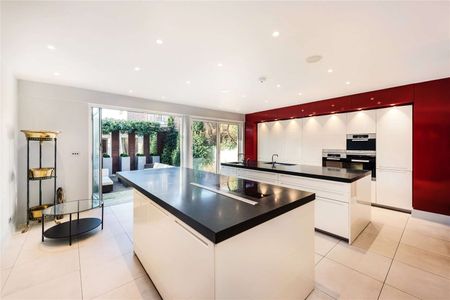 A newly redecorated five bedroom family home with generous accommodation in a desirable Chelsea location. - Photo 3