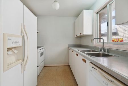 For Lease - 71 Geddes Crescent, Barrie, Ontario - Photo 2