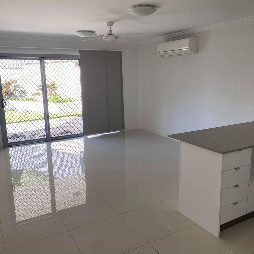 Modern open-plan apartment with courtyard - Photo 1