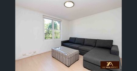 Spacious, Furnished 3-Bedroom Apartment with Excellent Transport Access - Photo 3