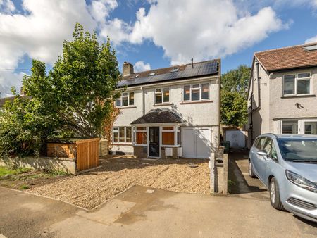 OX Living is proud to present this high-quality 8-bedroom co-living property, perfect for working professionals looking for stylish, stress-free living. Room 2 - Photo 4