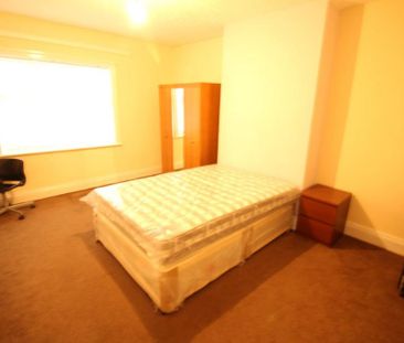 3 bedroom flat to rent - Photo 2