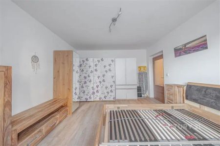 Moderní 2+1 s balkonem a garáží | 7 min od metra Rajská zahrada - Fotografie 4