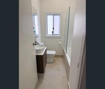 Charming Waratah Cottage in Prime Location - Photo 6